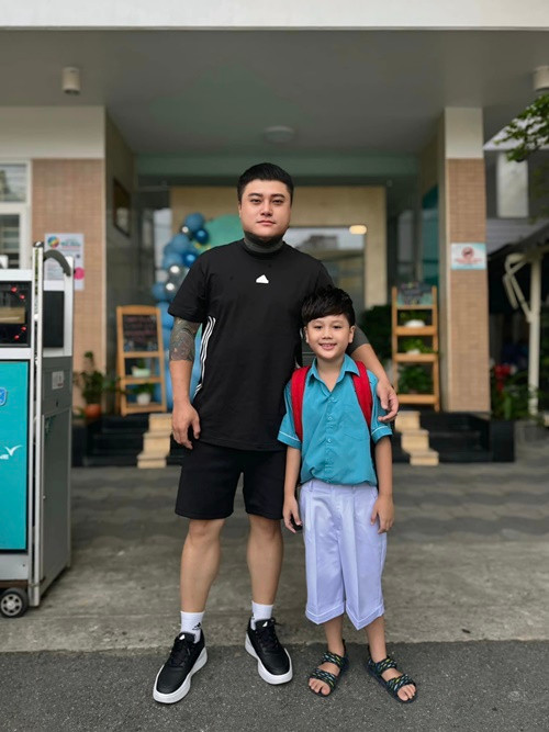 Con trai đầu lòng của ca sĩ Vũ Duy Khánh được bố đưa đi khai giảng năm học mới. Ảnh: FB Vũ Duy Khánh.