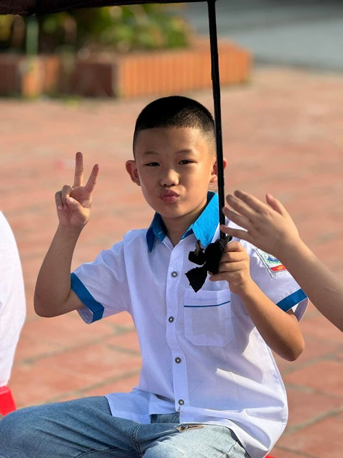 Con trai Hiệp Hà háo hức trong ngày đầu năm học mới. “Chào năm học mới. Thành tích mới niềm vui mới . Cố gắng thật tốt con nhé”, Hiệp Gà chia sẻ. Ảnh: FB Hiệp Gà.