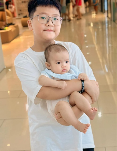 Thu Quỳnh cũng dự khai giảng của con trai. Cô viết: “Chúc mừng anh cả Be đã xuất sắc hoàn thành khóa hè "Làm anh". Chúc anh bước vào năm học mới thật hân hoan và tưng bừng. Chăm ngoan, học giỏi và đạt thành tích tốt nha anh! Chào năm học mới”. Ảnh: FB Thu Quỳnh.