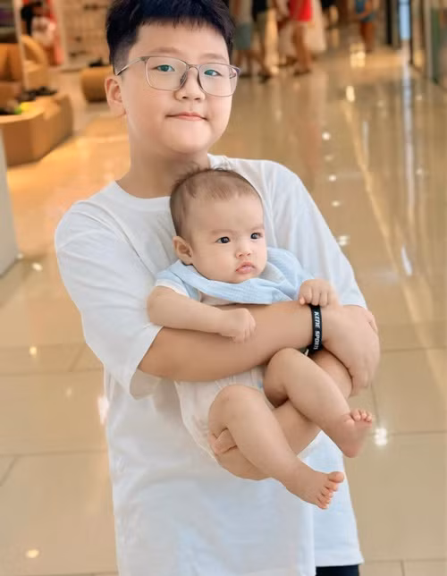 Thu Quỳnh cũng dự khai giảng của con trai. Cô viết: “Chúc mừng anh cả Be đã xuất sắc hoàn thành khóa hè "Làm anh". Chúc anh bước vào năm học mới thật hân hoan và tưng bừng. Chăm ngoan, học giỏi và đạt thành tích tốt nha anh! Chào năm học mới”. Ảnh: FB Thu Quỳnh.