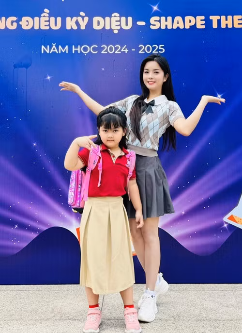 Ngô Lệ Quyên cũng đưa con đi khai giảng. “Chào mừng năm học mới. Năm nay 2 mẹ con cố gắng hoàn thành xuất sắc nha”, nữ diễn viên viết trên trang cá nhân. Con gái Ngô Lệ Quyên năm nay học lớp 2. Ảnh: FB Ngô Lệ Quyên.