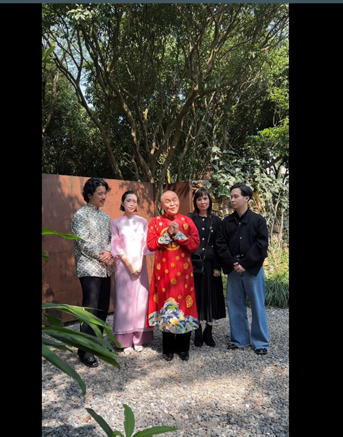 Xuân Hinh khoe ảnh cả gia đình đón Tết ở Bảo tàng đạo Mẫu. Ảnh: FB Xuân Hinh.