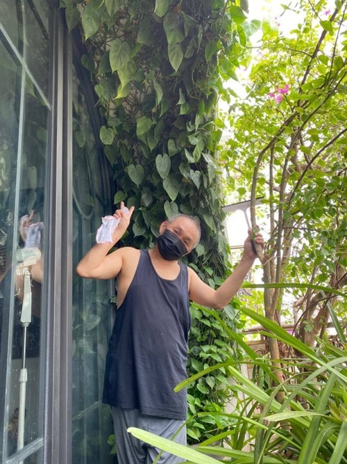 Xuân Hinh mặc giản dị khi ở nhà. Ảnh: FB Xuân Hinh.