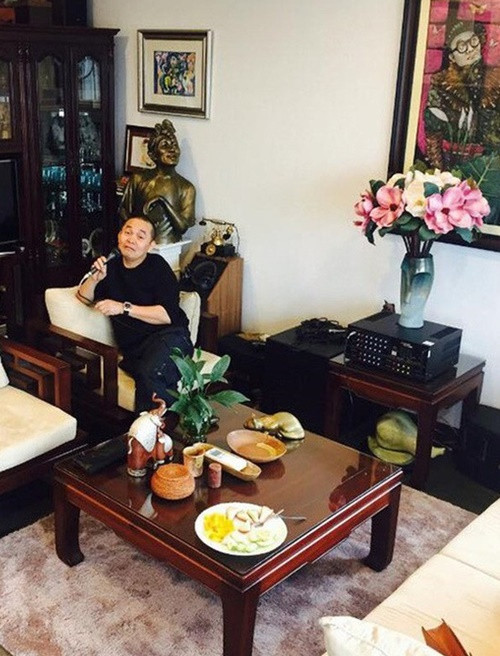 Ở nhà, "vua hài đất Bắc" ăn uống không cầu kỳ. Anh hào hứng dù bữa cơm khá đạm bạc so với mức cát-sê anh kiếm được. Ảnh: Vietnamnet.