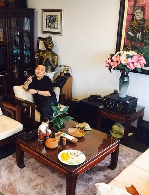 Ở nhà, "vua hài đất Bắc" ăn uống không cầu kỳ. Anh hào hứng dù bữa cơm khá đạm bạc so với mức cát-sê anh kiếm được. Ảnh: Vietnamnet.