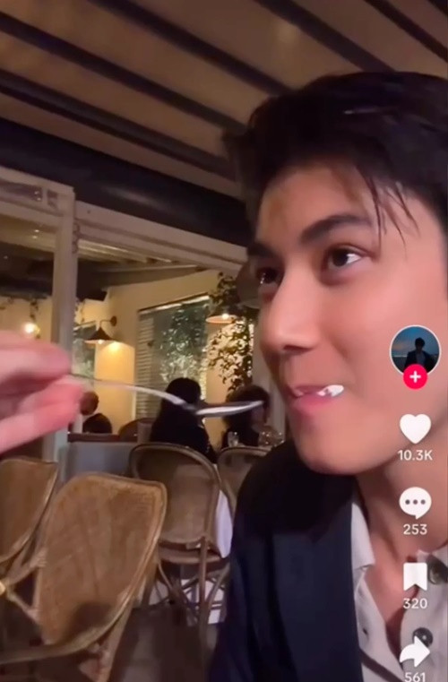 Khi mặc đơn giản, Matthis vẫn cực kỳ hút mắt với vẻ ngoài sáng bừng. Ảnh: Saostar.