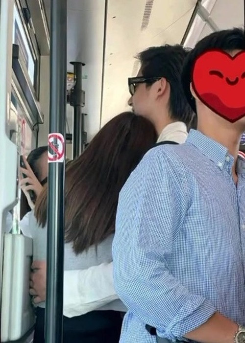 Cặp đôi tin đồn bị bắt gặp tình tứ nơi đông người. Ảnh: Phụ Nữ Số.