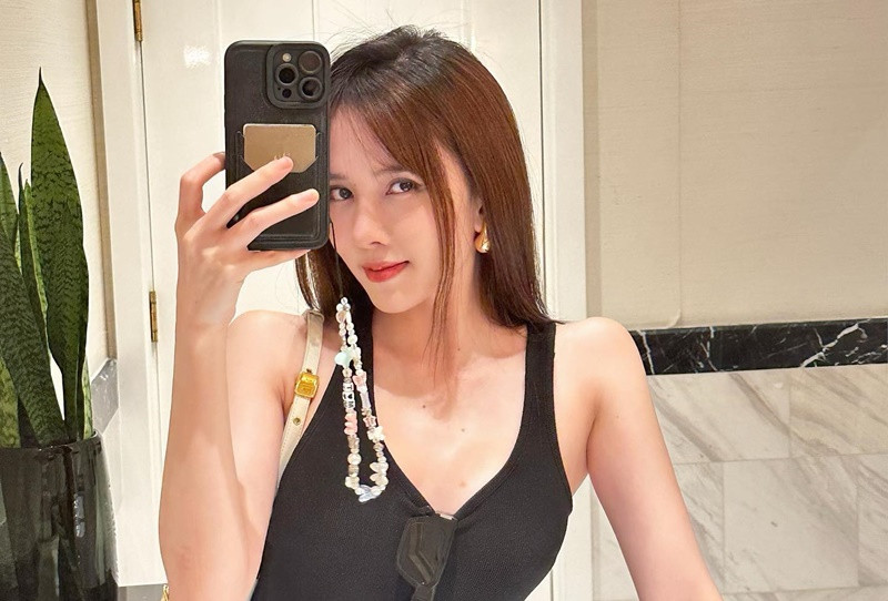 Thiều Bảo Trâm sử dụng phụ kiện do bạn trai làm. Ảnh: FB Thiều Bảo Trâm.