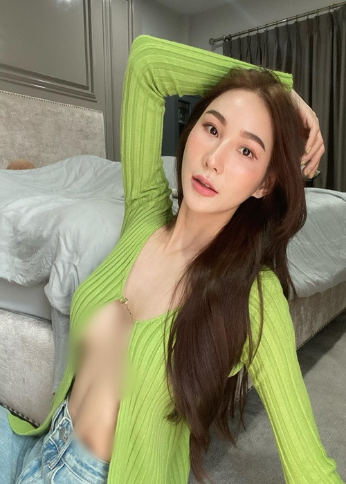 Berry nghiện mốt “thả rông” dù ở nhà hay khi xuống phố.