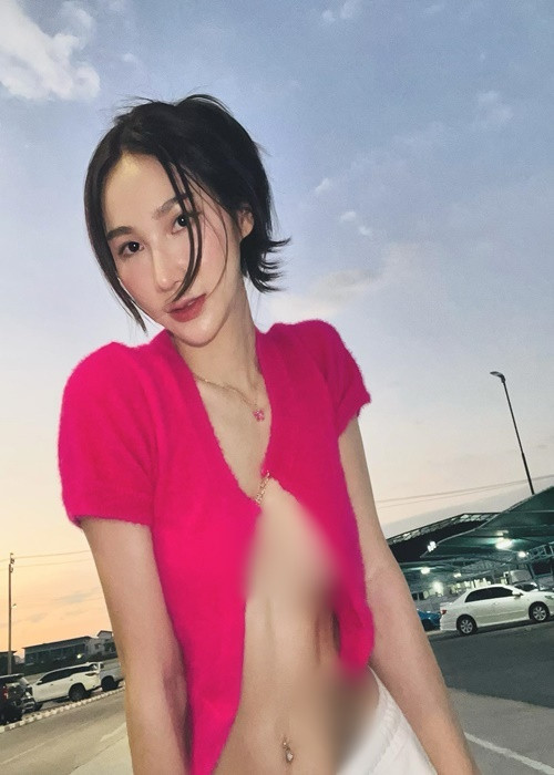 Berry tự tin khoe vòng một dù "đôi gò bồng đảo" của cô nàng khá khiêm tốn.