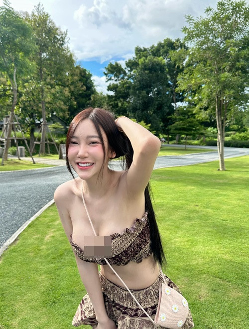 Natpaphat cố tình mặc trễ nải khoe vòng một.