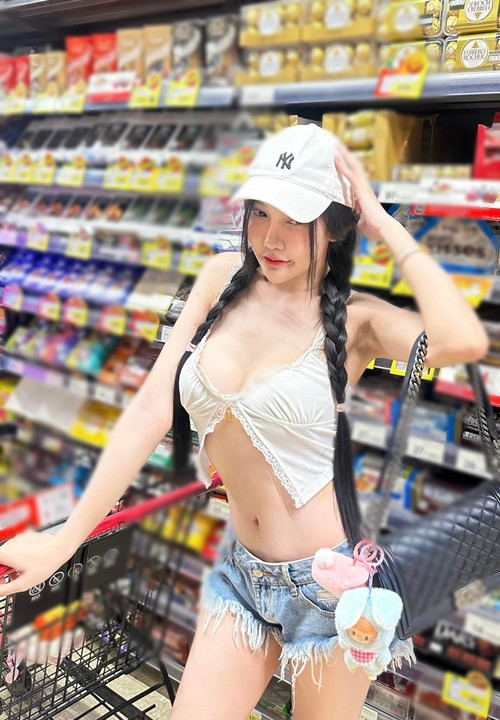 Mặc ngắn cũn cỡn khi đi siêu thị, Natpaphat khiến nhiều người ngượng đỏ mặt.