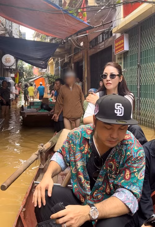 Quế Vân cũng lý giải vì sao đến tận ngày 12/9 mới đi trao quà ở Hà Nội. Cô nói: “Ngày 7/9 chúng tôi đáng nhẽ đã làm ở đây rồi. Chỉ vì bão nên đoàn rời lại tới ngày 12/9”. Ảnh: FB Quế Vân.