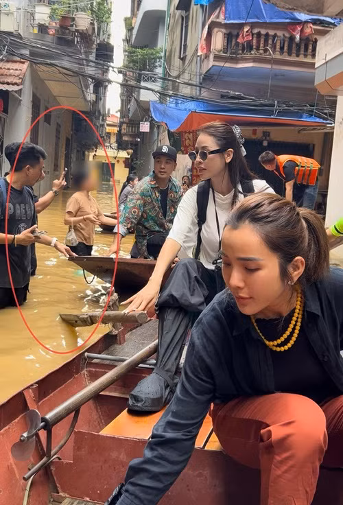 Trước những ý kiến trái chiều, Quế Vân (áo trắng) tỏ ra khá bức xúc. Ảnh: Phụ Nữ Số.