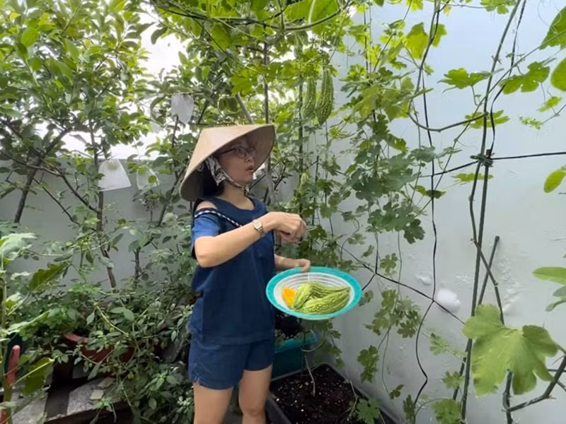  Cẩm Ly cùng nhạc sĩ Minh Vy và hai con gái đang sống trong biệt thự 20 tỷ. Ảnh: FB Cẩm Ly.