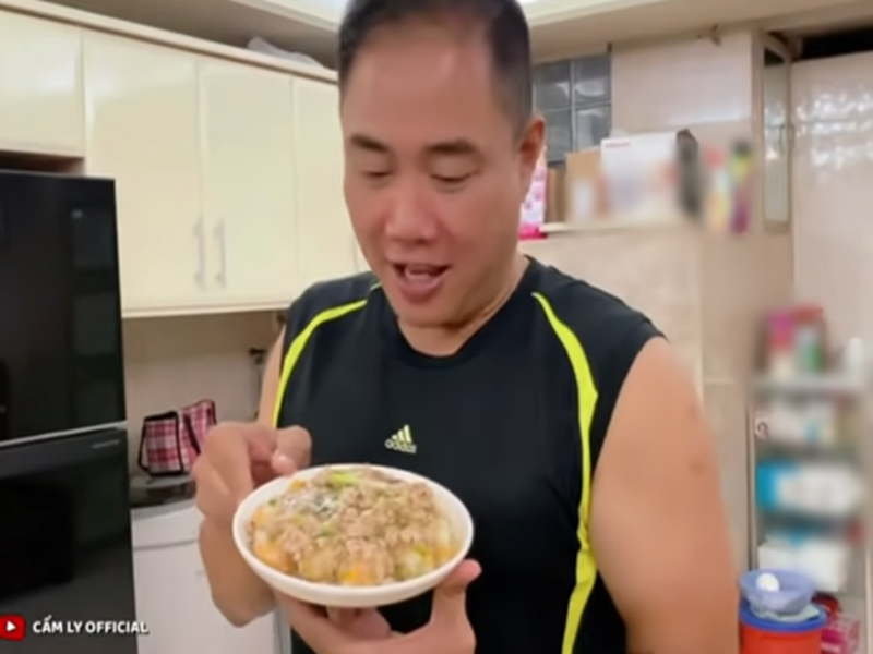 Chồng Cẩm Ly khoe món ăn của vợ nấu theo công thức trên mạng. Ảnh: Youtube Cẩm Ly.