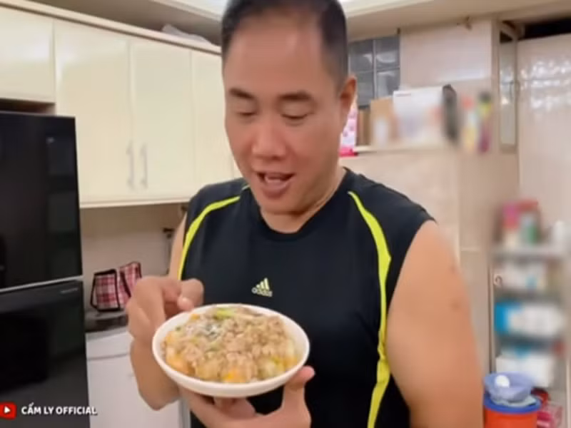 Chồng Cẩm Ly khoe món ăn của vợ nấu theo công thức trên mạng. Ảnh: Youtube Cẩm Ly.