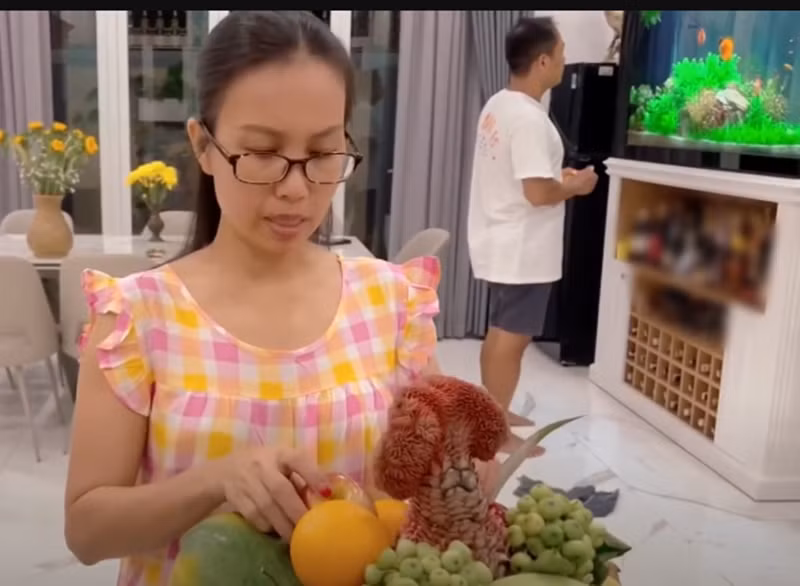 Dù đi diễn vào ngày cuối năm, nữ ca sĩ vẫn đích thân chuẩn bị đồ để cúng giao thừa. Ảnh: Youtube Cẩm Ly.