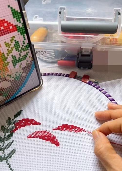 Nữ ca sĩ trở lại với đam mê thêu thùa. Ảnh: FB Cẩm Ly.