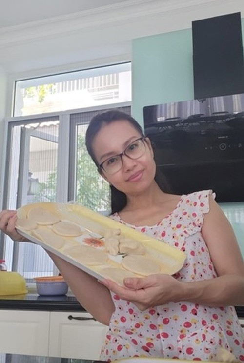 Cẩm Ly thường xuyên vào bếp nấu nướng. Ảnh: FB Cẩm Ly.