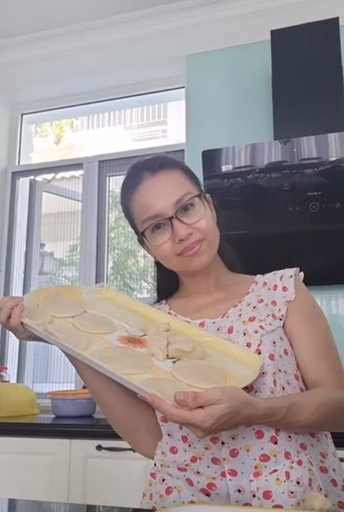 Cẩm Ly thường xuyên vào bếp nấu nướng. Ảnh: FB Cẩm Ly.