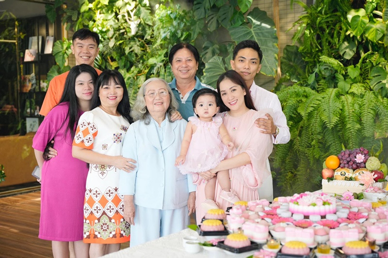 Gia đình chồng Khánh Thi dự tiệc thôi nôi của bé Lisa.