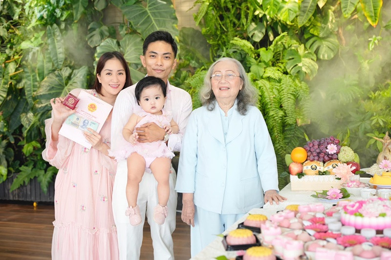 Khánh Thi khoe quà bé Lisa nhận được trong ngày sinh nhật.