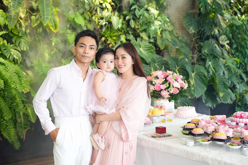 Con gái Khánh Thi diện váy hồng. Cô nhóc được khen xinh như công chúa.