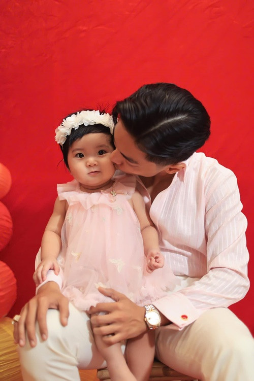 Phan Hiển cưng chiều các con. Dù không thích nấu ăn và xem việc bếp núc như một cực hình, anh vẫn vào bếp làm các món ăn cho các con.