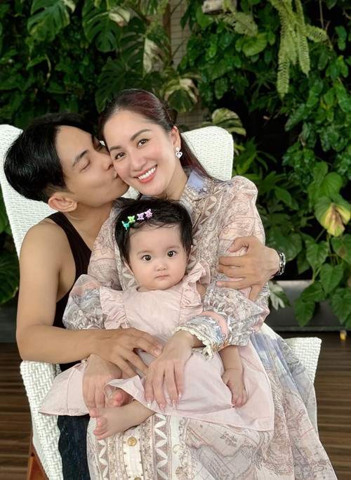 Phan Hiển cũng yêu chiều vợ hơn tuổi như "bà hoàng".