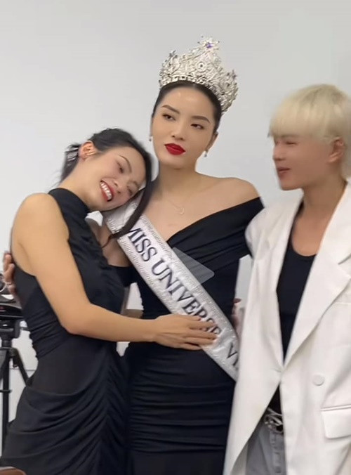 Hà Kino giải thích, nếu không đứng chống hai tay, cô sợ không kiềm chế được sự lo lắng cho Vũ Thúy Quỳnh - người đoạt giải á hậu. "Tôi đủ hiểu Quỳnh đã nỗ lực và cố gắng nhiều như thế nào. Tôi muốn dành trọn vẹn cảm xúc để hướng đến Quỳnh, nên tôi xin phép chỉ quan tâm tới duy nhất một người là Vũ Thúy Quỳnh vào thời điểm ấy", Znews dẫn lời Hà Kino. Ảnh: FB Hà Kino.