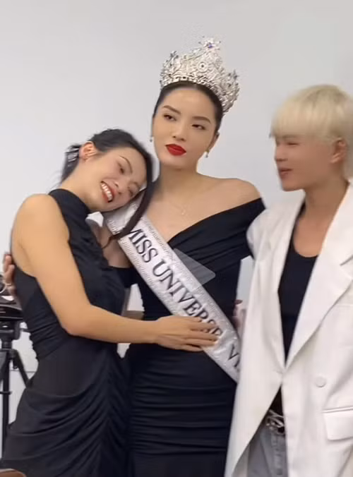 Hà Kino giải thích, nếu không đứng chống hai tay, cô sợ không kiềm chế được sự lo lắng cho Vũ Thúy Quỳnh - người đoạt giải á hậu. "Tôi đủ hiểu Quỳnh đã nỗ lực và cố gắng nhiều như thế nào. Tôi muốn dành trọn vẹn cảm xúc để hướng đến Quỳnh, nên tôi xin phép chỉ quan tâm tới duy nhất một người là Vũ Thúy Quỳnh vào thời điểm ấy", Znews dẫn lời Hà Kino. Ảnh: FB Hà Kino.