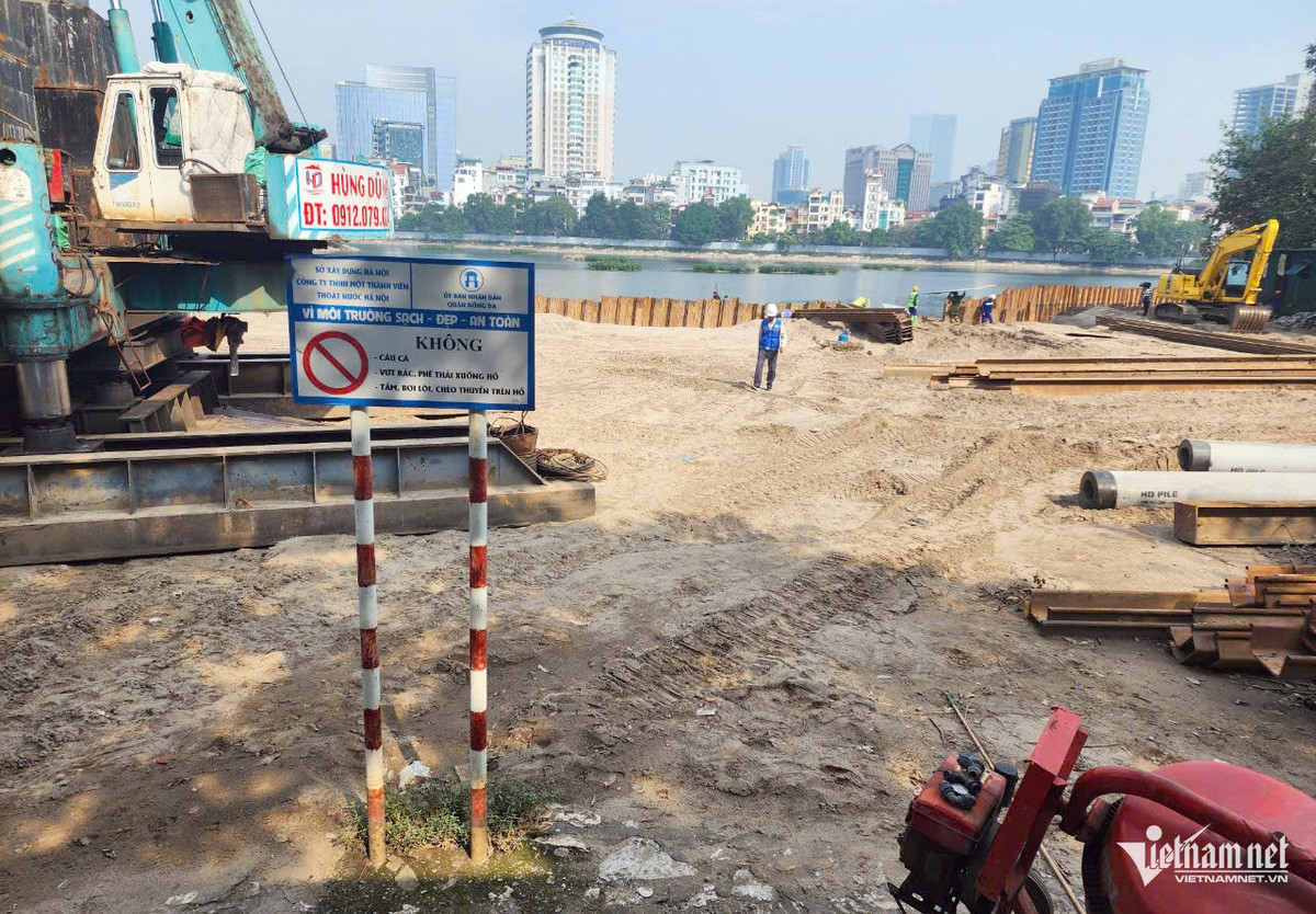 Góc hồ Hoàng Cầu bị lấp ăn ra mặt nước khoảng 60m. Tuy nhiên, trao đổi với báo chí, Trưởng phòng Quản lý đô thị quận Đống Đa Trương Minh Quang cho biết, thông tin lấp hồ Hoàng Cầu là không đúng. Việc cải tạo tuân thủ tiêu chí không ảnh hưởng đến diện tích mặt hồ, chỉ cải tạo đồng bộ vỉa hè, cây xanh, thoát nước, chiếu sáng.