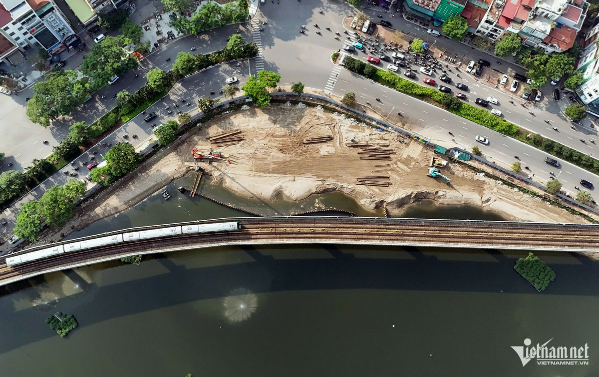 Đơn vị thi công dự án đang đổ cát lấp một góc hồ nằm ở phía đường Mai Anh Tuấn và Hoàng Cầu. Khu vực hồ Hoàng Cầu bị san lấp đang được tập kết máy móc thi công dự án.
