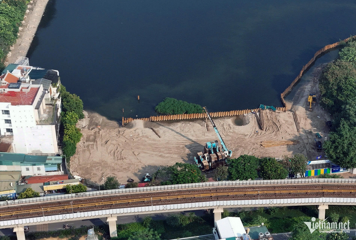 Còn theo ông Trần Nam Bái - Chỉ huy trưởng công trường, đơn vị thi công và chủ đầu tư đã nghiên cứu nhiều phương án, nhưng quanh hồ Đống Đa đều là đường phố, không có vị trí tập kết vật liệu nên phải tạm lấn chiếm lòng hồ.