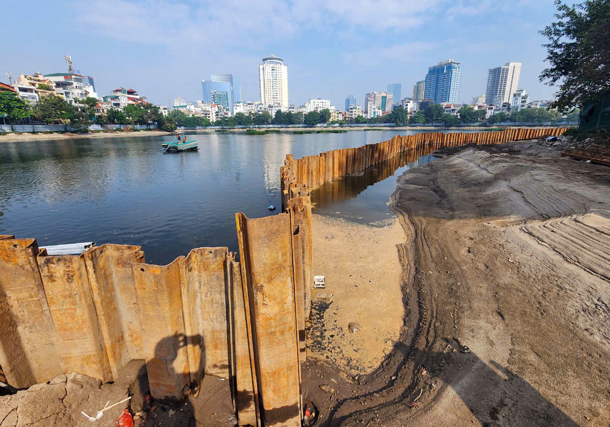 Theo Trưởng phòng Quản lý đô thị quận Đống Đa Trương Minh Quang, để phục vụ thi công giai đoạn 1 có hai vị trí tạm lấn ra hồ, đều nằm phía phố Hoàng Cầu là khu tập kết vật liệu và khu xây dựng sân khấu nổi ngoài trời.