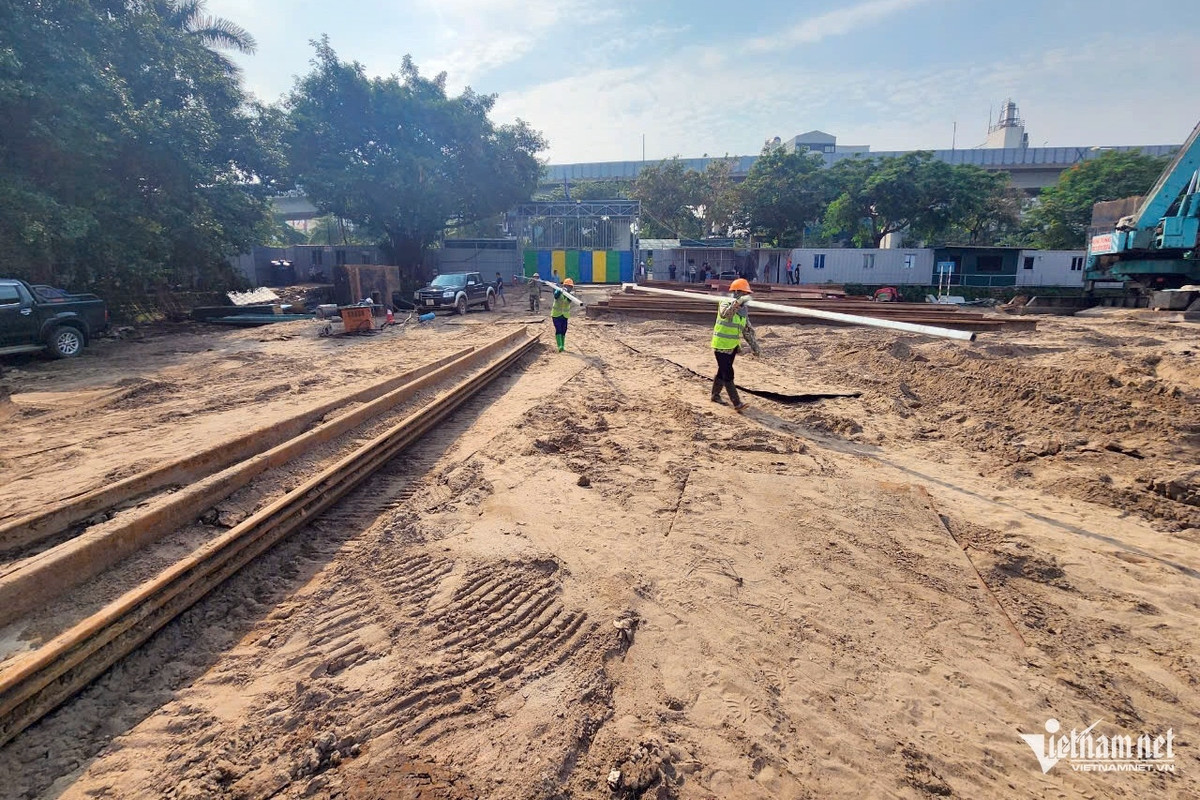 Vị chỉ huy trưởng công trường cho biết, phần tạm lấp mặt nước hồ Hoàng Cầu khoảng 6.500m2 để làm nơi tập kết vật liệu, đường phục vụ thi công cải tạo hồ. Sau khi dự án hoàn thành, toàn bộ vật liệu lấp tạm lòng hồ sẽ được nạo vét chuyển đi nơi khác.