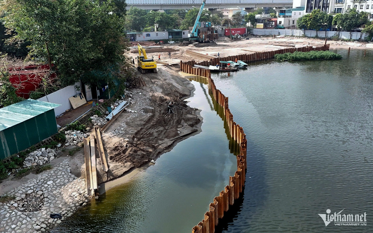 Theo ông Trần Nam Bái - Chỉ huy trưởng công trường, việc tạm lấn diện tích mặt nước hồ Hoàng Cầu có sự chấp thuận của Sở Xây dựng và Công ty Thoát nước Hà Nội. Trước khi thi công, đơn vị đã thông báo tới chính quyền và nhân dân các phường quanh hồ.