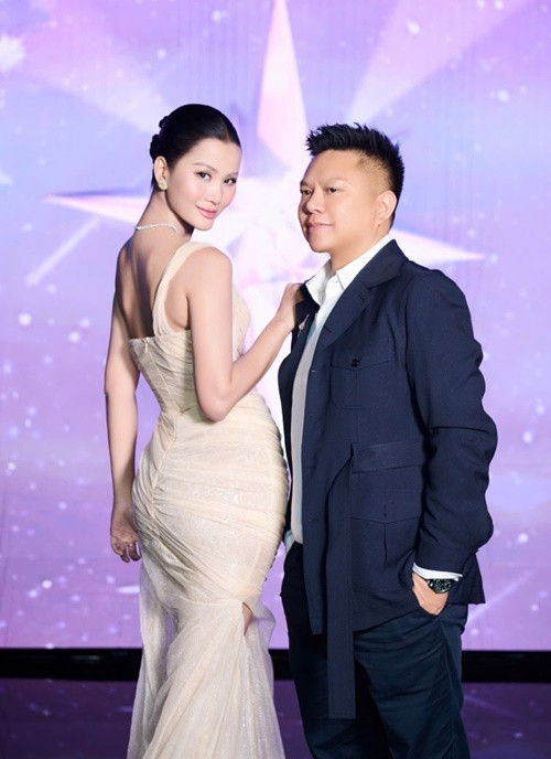 Mới đây, một tài khoản Facebook tên D.N chia sẻ một bài viết với nội dung: “Ông Valentin Trần khen ngợi Hương Ly và kêu gọi cô hãy thi Miss Universe Vietnam 2025”. Theo D.N, Á hậu Hương Ly và ông Valentin Trần - Chủ tịch Miss Universe Vietnam đang “cặp kè”. Ảnh: Phụ Nữ Mới.