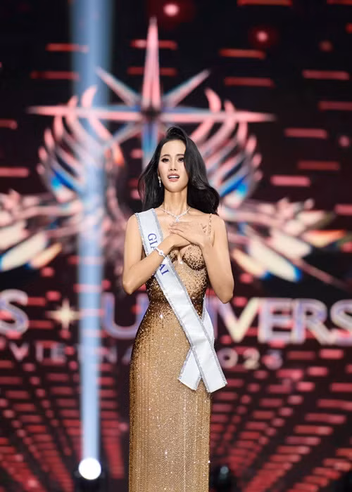 Hương Ly đoạt danh hiệu á hậu 1 cuộc thi Miss Universe Vietnam năm 2023. Tháng 5/2024, cô được bổ nhiệm làm Giám đốc quốc gia Miss Universe Vietnam, thay thế vị trí của MC, BTV Quỳnh Nga. Ảnh: FB Hương Ly.