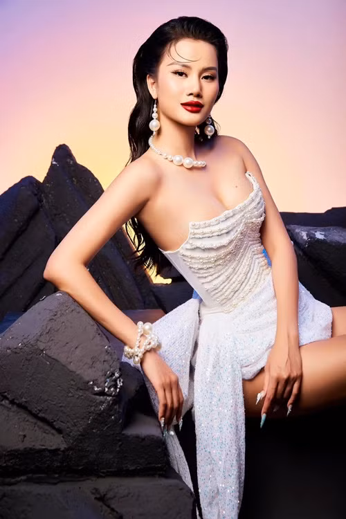 Sau đó, khi D.N tiếp tục tố Hương Ly: “Tôi biết người tặng túi Hermes cho em lúc em thi Miss Universe Vietnam 2023 là đã có vợ. Tôi đăng vu vơ, chọc tôi thì tôi khai chi tiết một tuần em vào thi, em mở quà của anh có vợ ngoài Hà Nội mấy lần”. Ảnh: FB Hương Ly.