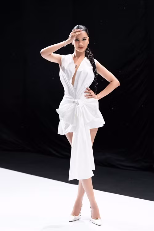 Ngay dưới bài đăng của D.N, Hương Ly phản hồi rằng cô không nhận bất kỳ chiếc túi hiệu nào. Ảnh: FB Hương Ly.