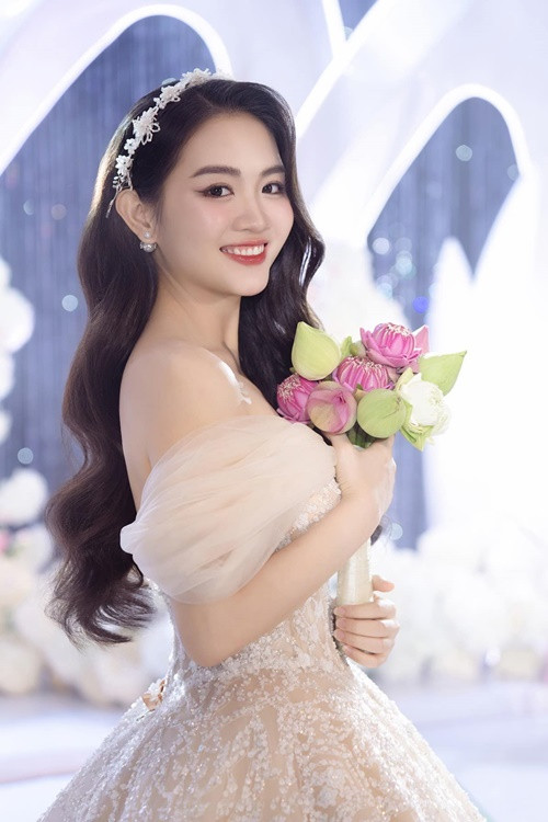 Cô dâu tươi rói, thay 3 bộ váy cưới.