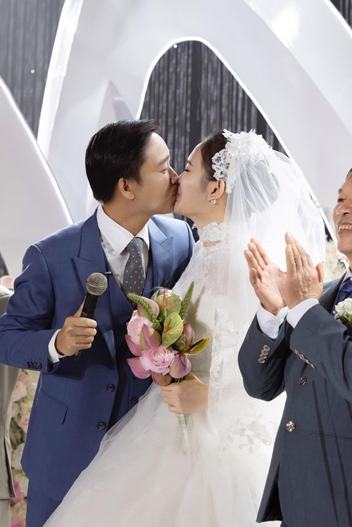 Đôi uyên ương khóa môi trong đám cưới.