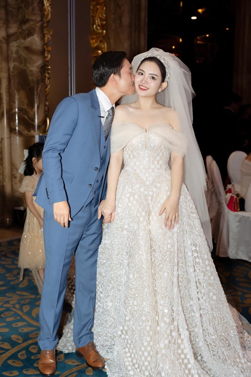 Doanh nhân Nguyễn Văn Thanh dành nhiều cử chỉ tình tứ cho Hoa hậu Mai Anh.