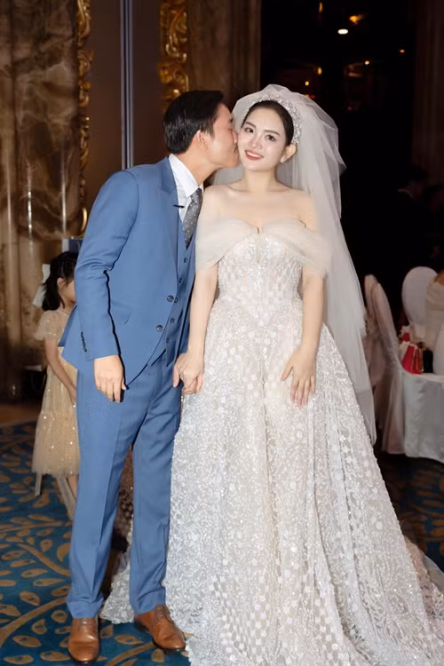 Doanh nhân Nguyễn Văn Thanh dành nhiều cử chỉ tình tứ cho Hoa hậu Mai Anh.