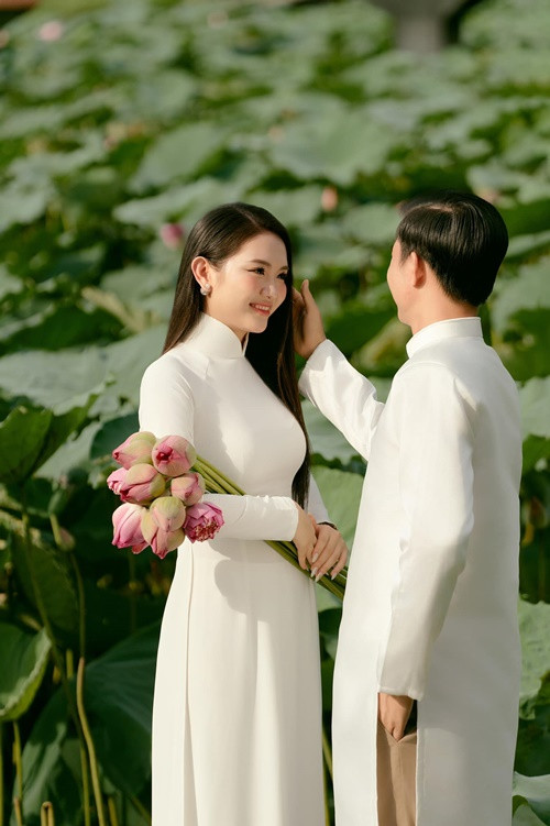 Nàng hậu diện áo dài chụp ảnh cưới ở đầm sen.