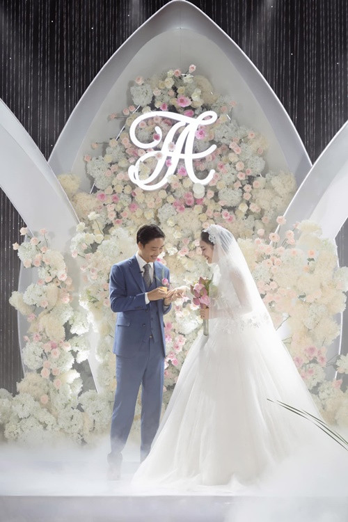 Vợ chồng Hoa hậu Mai Anh thực hiện các nghi lễ trong đám cưới.