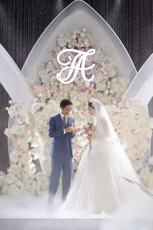 Vợ chồng Hoa hậu Mai Anh thực hiện các nghi lễ trong đám cưới.