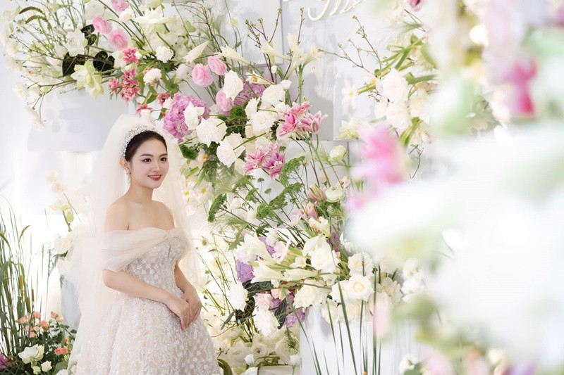 Không gian đám cưới của Hoa hậu Mai Anh ngập tràn hoa sen.